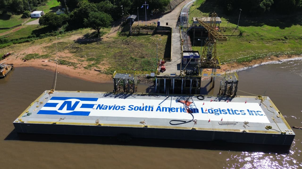 Barcaza con el nombre Navios South American Logistics pintado en el casco