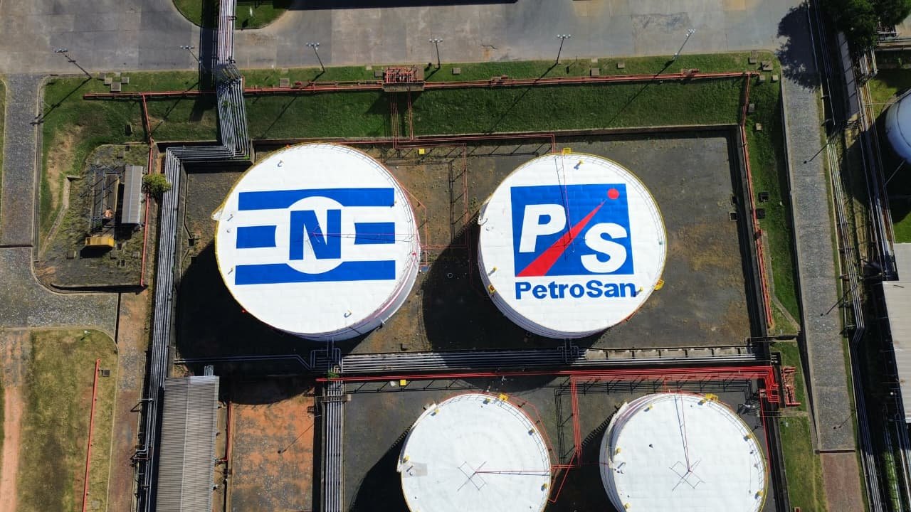 Vista aérea de un conjunto de tanques con los logotipos de Navios y PetroSan