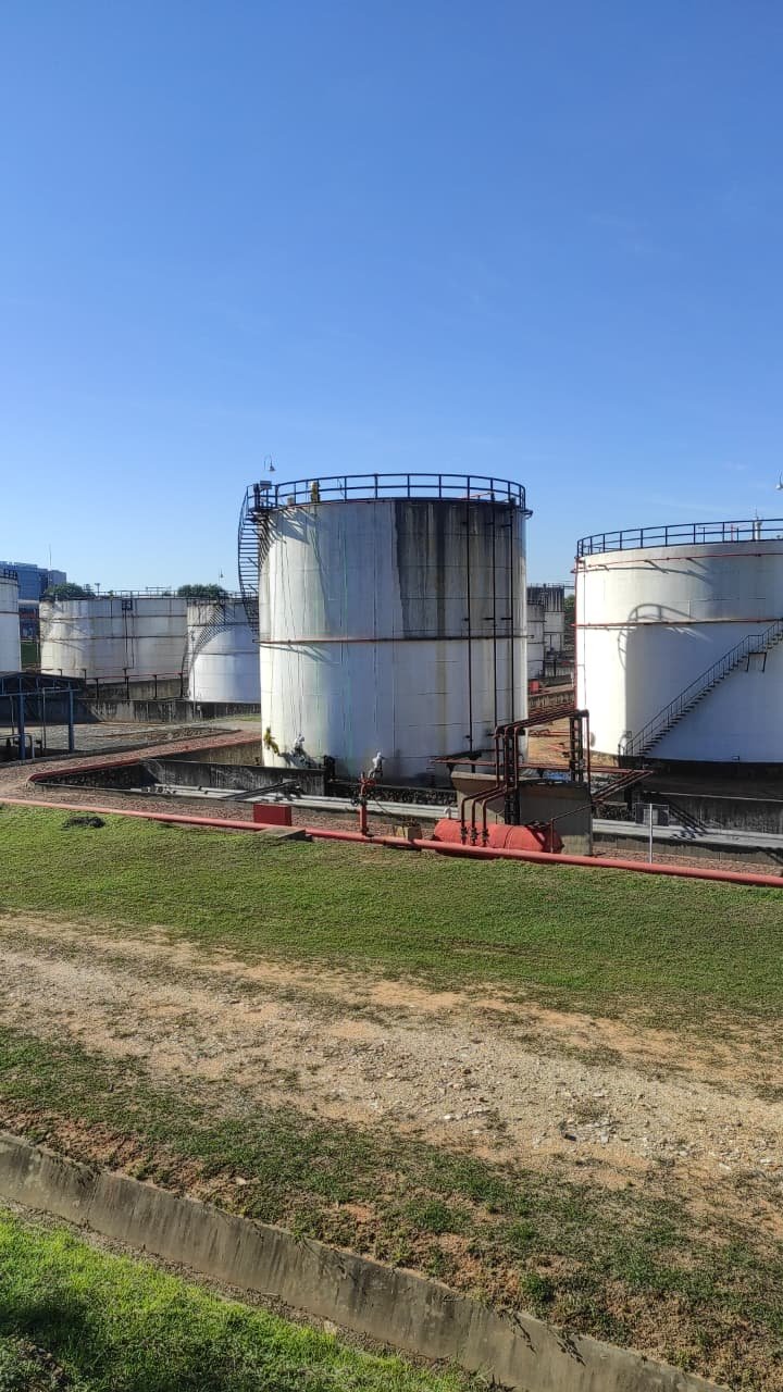 Vista de un parque de tanques de almacenamiento pintados de blanco