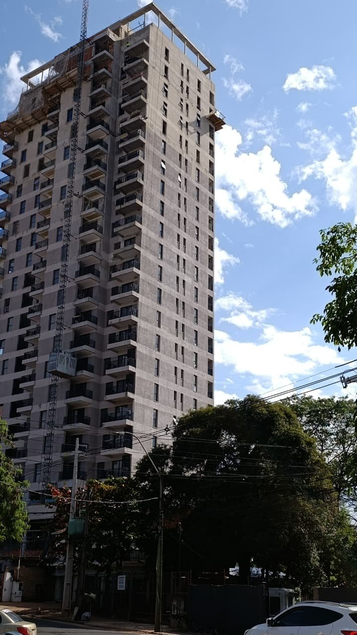 Torre de departamentos en construcción vista desde la calle
